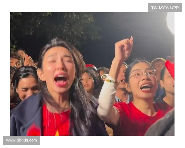 激情四溢的球场氛围：赛场上欢呼与紧张交织的瞬间